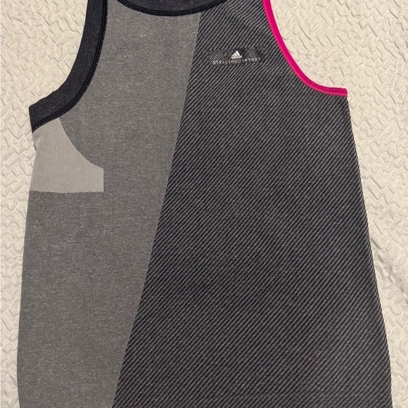 adidas Other - Gray sleeveless T-shirt with a touch of pink, size M